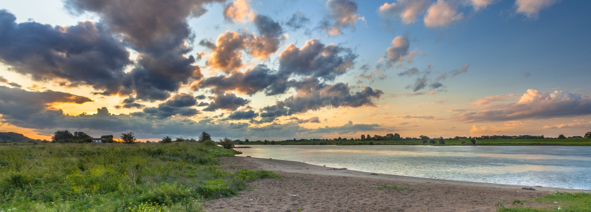 Een rivier in Nederland met mooie lucht