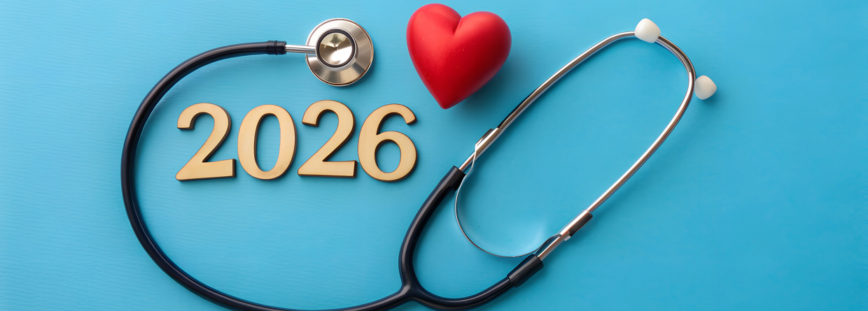 Zorgverzekering 2026; stethoscoop, rood hart en 2026 op een blauwe achtergrond