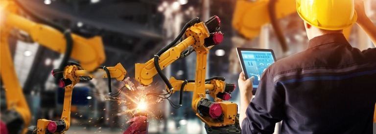 Ingenieur controleert en bestuurt lasrobotica
